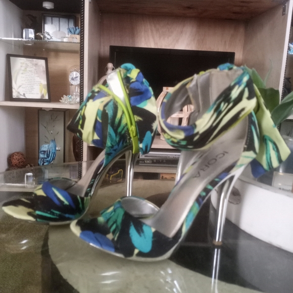 Unique shoes - Picture 1 of 8